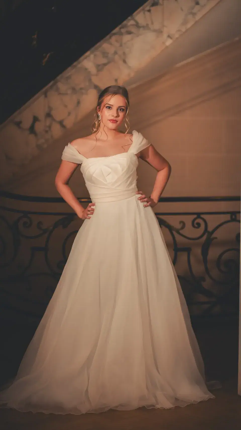 Mariée portant une robe de mariée artisanale italienne de la boutique La Rosa Bianca à Bruxelles