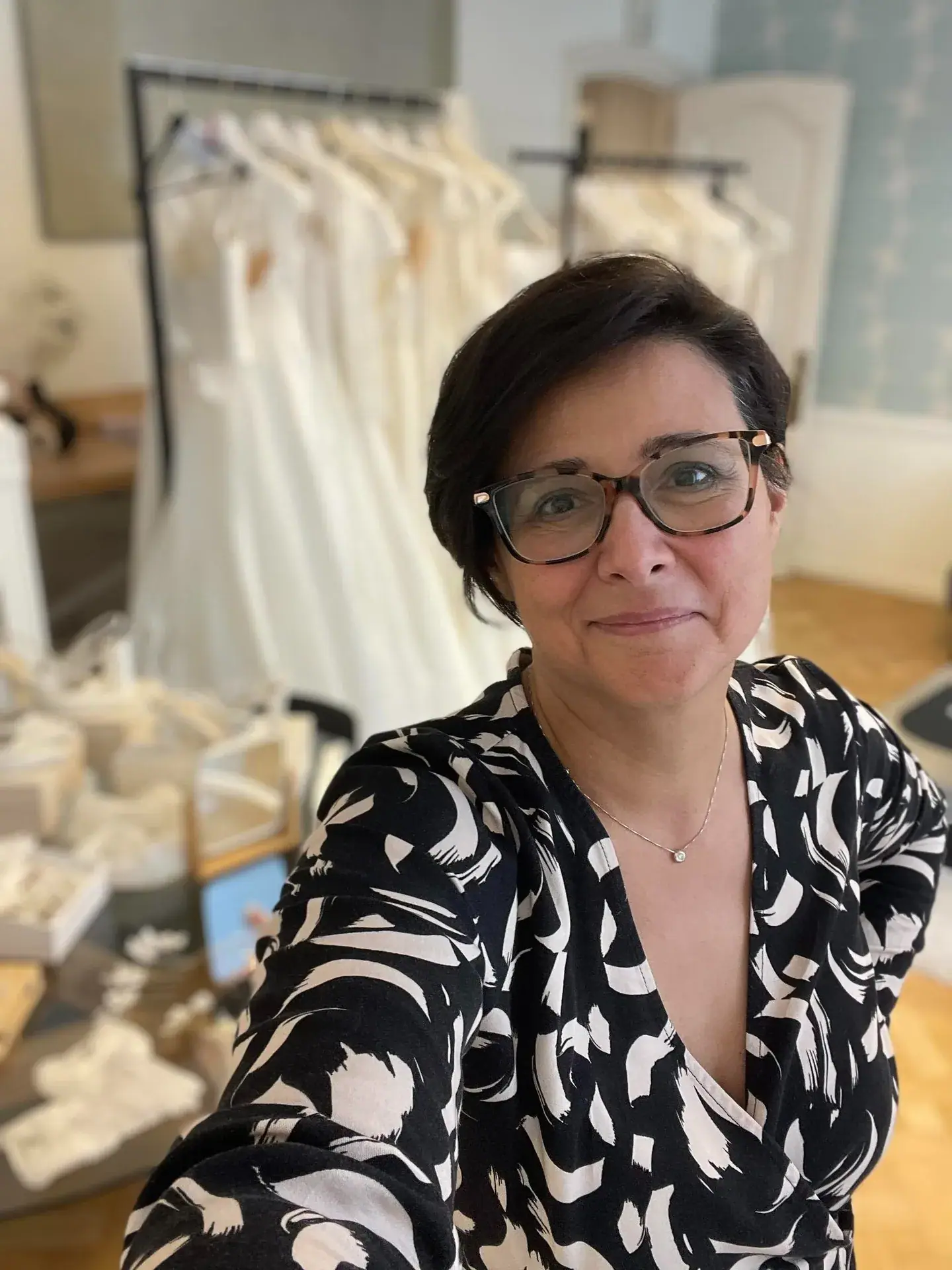 Bridal consultation at the La Rosa Bianca wedding dress boutique in Brussels