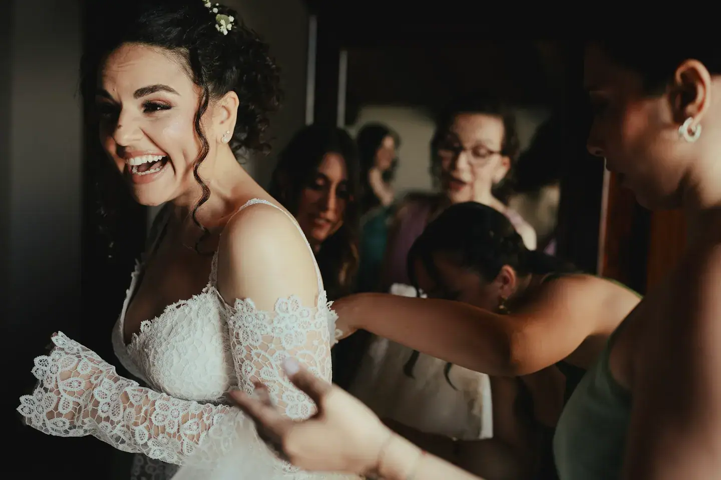 Essayage d’une robe de mariée au showroom La Rosa Bianca à Bruxelles